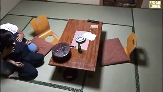 Nach feierabend verführung einer heißen frühlingsbegleiterin in einer Privatraum-session gefangen genommen - szene.3