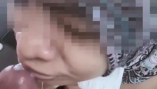 Cewek Jilbab Minta Beliin Kacamata Baru Di Bayar Pake Nyepong Kontol Sampe Crot Di Muka