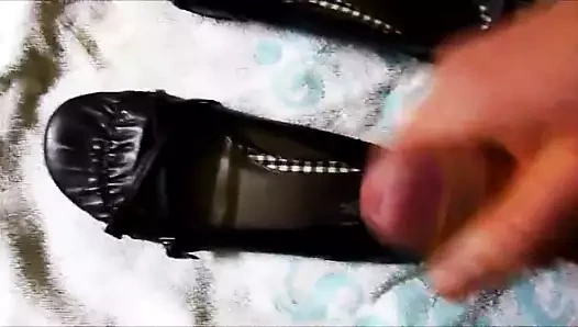 Siyah balerin ayakkabılarında ikinci kez boşalmak