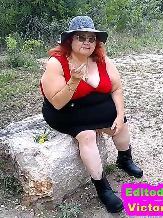 Asistenta Sexy Vicki Se Plimbă În Parc Expunându-te Și Tachinându-te