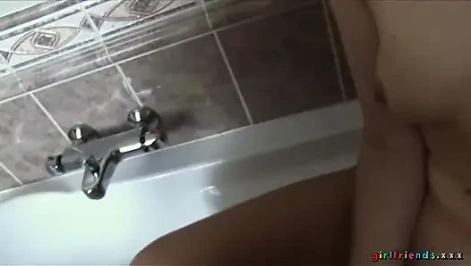 Girlfriends XXX - schöne lesben fingern sich gegenseitig in der badewanne