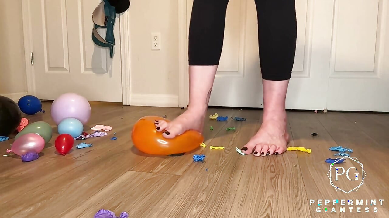 Zal het komen!? Reuzinnen voeten versus ballonnen op blote voeten, sandalen, bestelwagens vernietiging