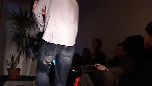 Vollbusige heiße blondine wird im badezimmer in den arsch gefickt