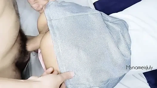 Cabul membawa seorang siswi ke rumahnya untuk bercinta ketika ibu tidak ada di rumah
