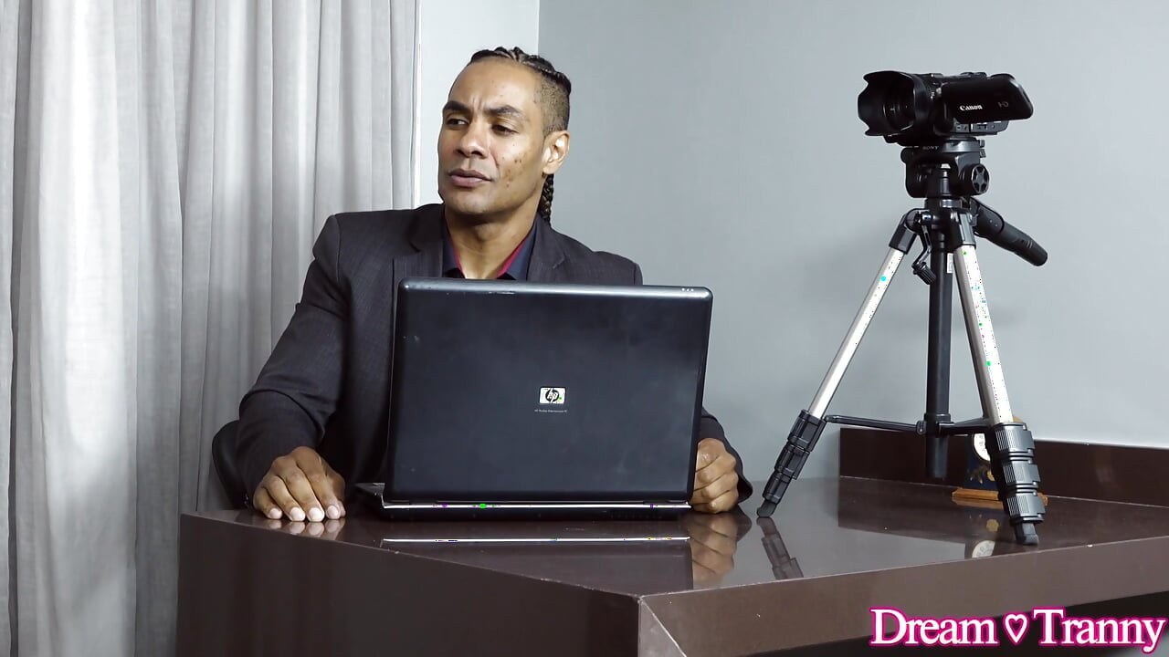 Veliki kurac u guzici tjera vruću curu Bellu Salvatore da svrši