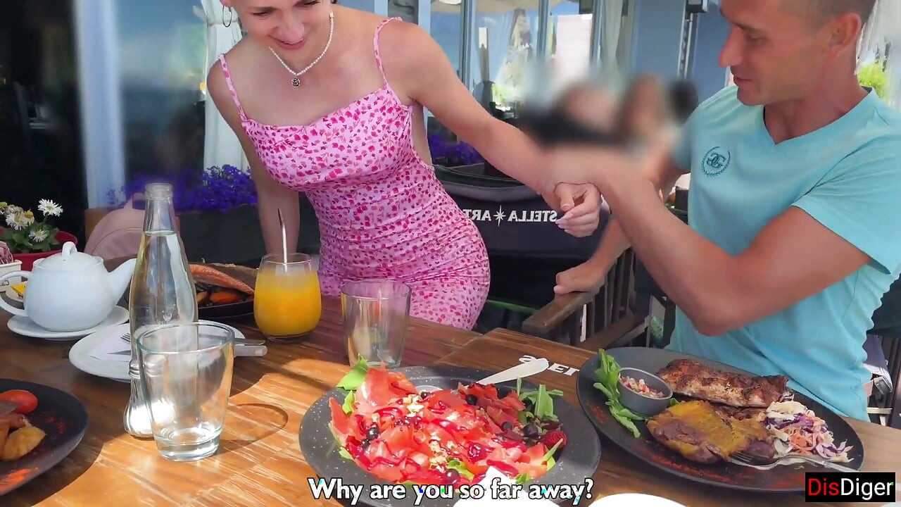Swinger-Paare treffen sich zum Ehefrauentausch und ficken leidenschaftlich auf derselben Couch