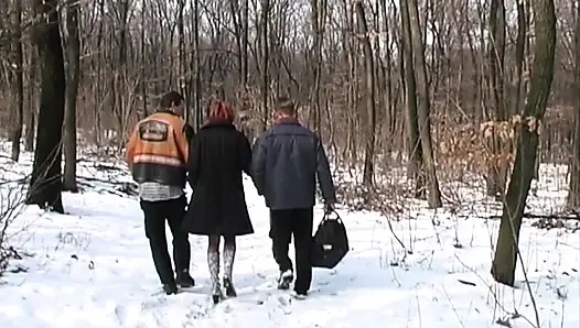 Клизма XXL - идеальную девушку трахнули два мужика и огромная клизма