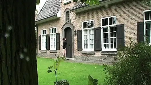 Kakek tua meniduri cucunya dan kemudian nenek dan temannya bergabung dengannya