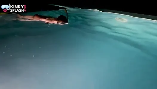 Cewek nakal jalang ini lagi asik mainin di bawah air sambil bugil