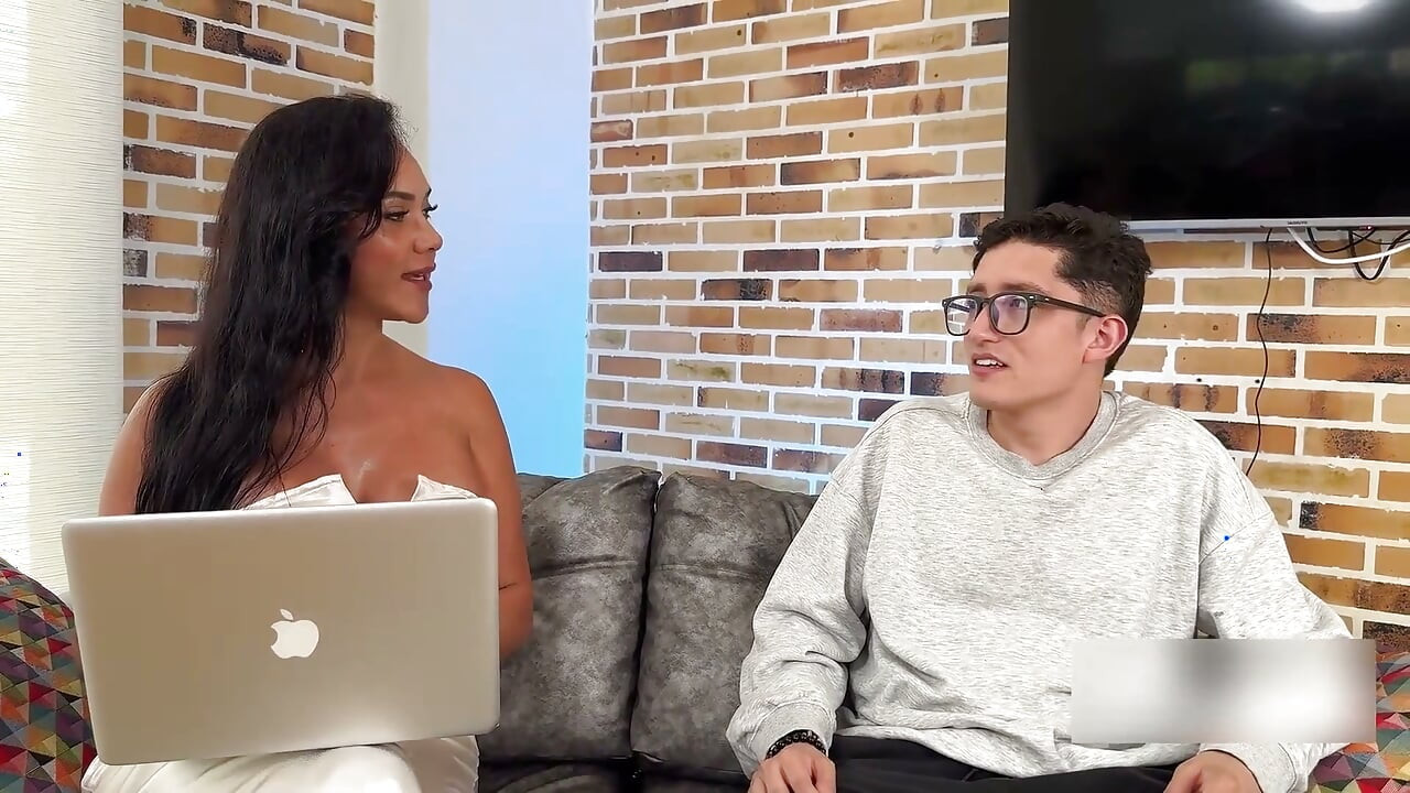 Nerdy Guy Visits His Psychologist and Ends up Her in the Middle of the Section - Pipeboy