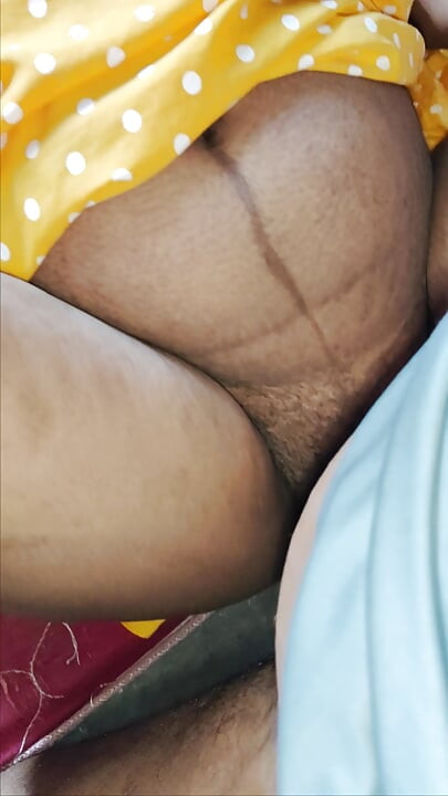 Bahan aapne bhai ka land hilai aaur aapne chut me pahli bar Bhai ka land dal di - brother and stepsister sex.