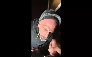 Geiler Daddy bekommt eine Ladung in die Fresse