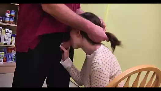 Padre castiga a su hija