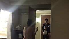 ホテルのピザ配達-裸の大胆な痴女