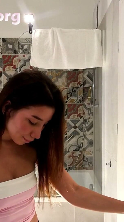 Rapazinha asiática petite, sexy e de tetas pequenas, com o uniforme escolar mais curto e saia xadrez a mostrar as cuecas e o rabo bonito | Clipe 1