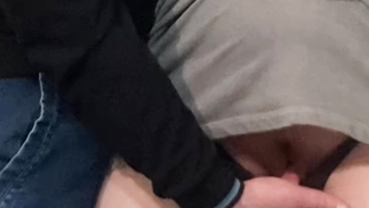 Behaarte muschi von fremden in überfüllter u-bahn gefingert