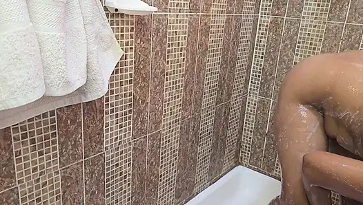 МАСТУРБИРУЕТ ЕЕ КИСКУ В ВАННОЙ, ПОЛНОЕ ВИДЕО