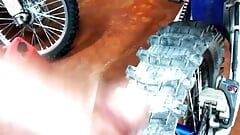 Eine Ladung auf eine flache Dunlop Geomax MX 11 Reifen auf meiner YZ 250F blasen