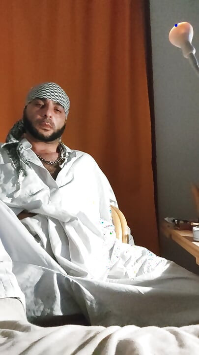 アフガニスタンの服を着た汚いジャンクブロ、デッキソックスで放尿し、小便を飲む