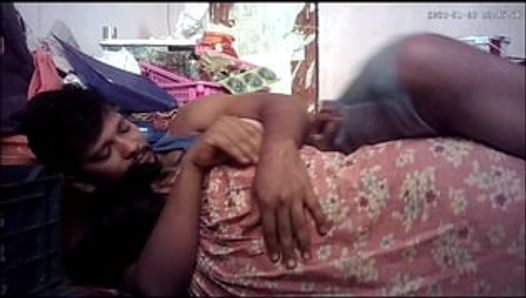Une femme au foyer indienne à gros nichons s’embrasse