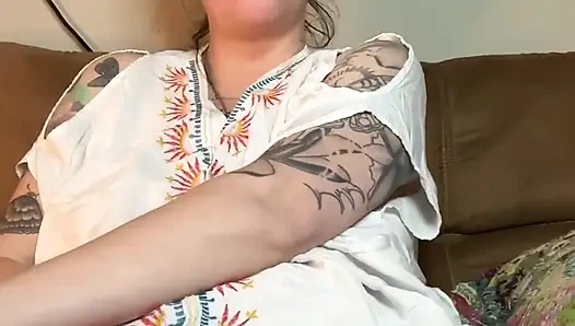 Курящая фетиш-милфа мастурбирует