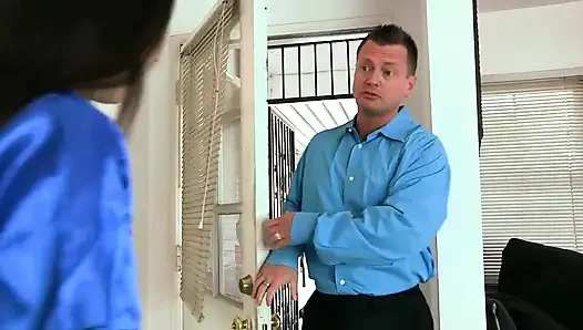 Edepsiz amigo kız olgun koçunu baştan çıkarıyor ve sikiliyor