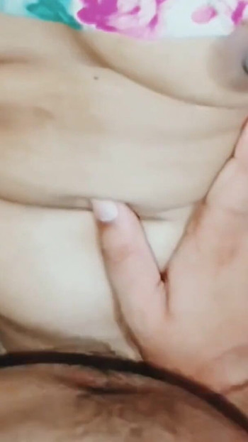 Süßes mädchen zeigte möpse und fingerte virales video | Clip 2