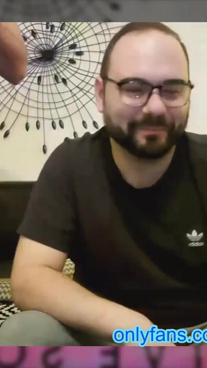 Zadivljujući trenutak iz "4-satnog prijenosa uživo s mojim znatiželjnim hetero najboljim prijateljem (najava)"