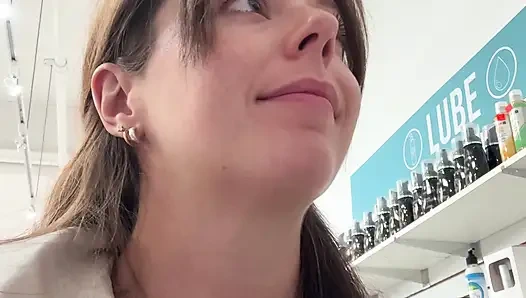 Секс-влоге! Магазин со мной для новой игрушки, затем смотри, как я использую ее!