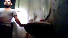 印度女服务员在她的房主的浴室里性交