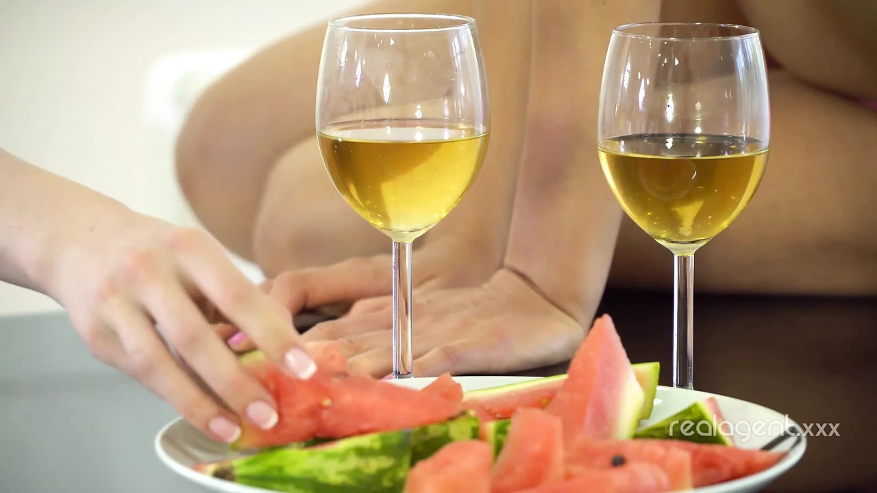 Sasha Rose welcomes Cassie Fire and toys her cunt after two glasses of wine