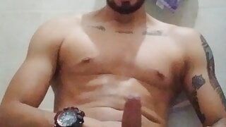 Sexy latino raakt thuis zijn harde pik aan in de badkamer