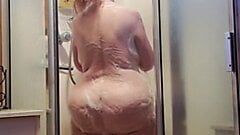 Grubaska babcia pod prysznicem