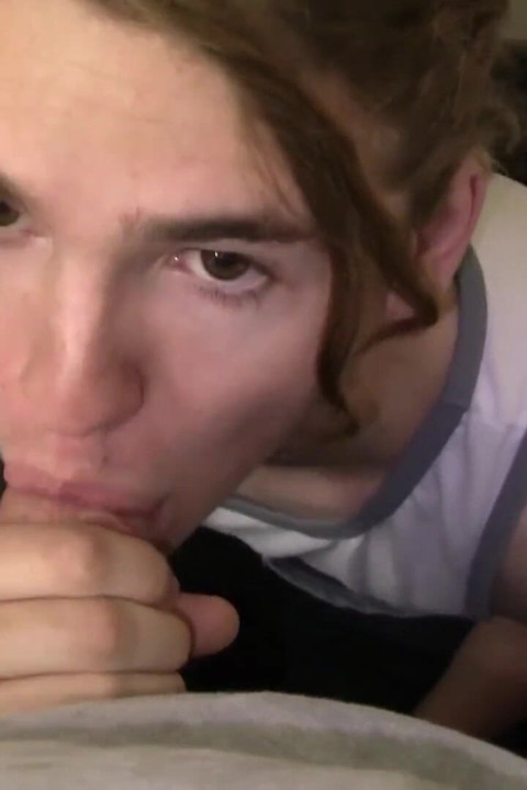 Une jeune jock mignonne se fait défoncer avec une grosse bite de son beau-père en lui