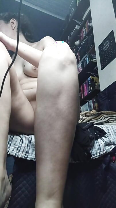 딜도를 따먹고 보지 주스를 핥는 소녀