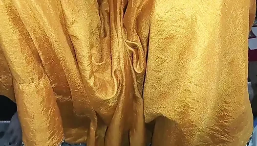 Он открыл мою сари и полностью осушил мою прекрасную киску, трахая мою киску.