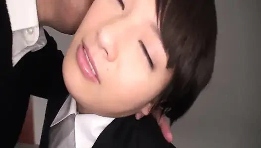 Scharfe schönheit mit kurzen haaren enthüllt ihre sensible seite in einer tiefen und intimen begegnung