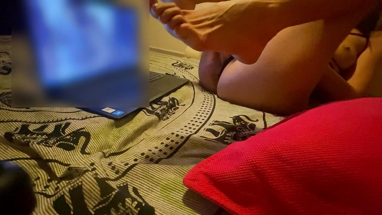 Teman wanita comel panas ditangkap menonton lucah dan melancap keras