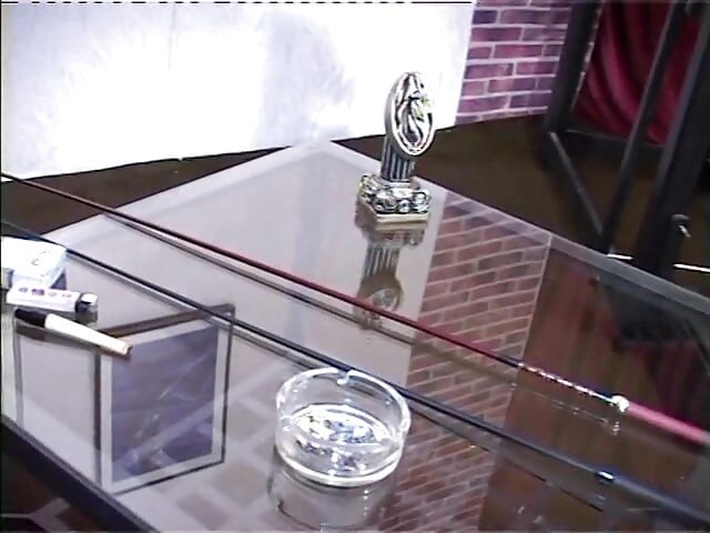 Glaimaras spex gilf(chodne layak dadi) sigret pi rahi hai aur akele chher rahi hai