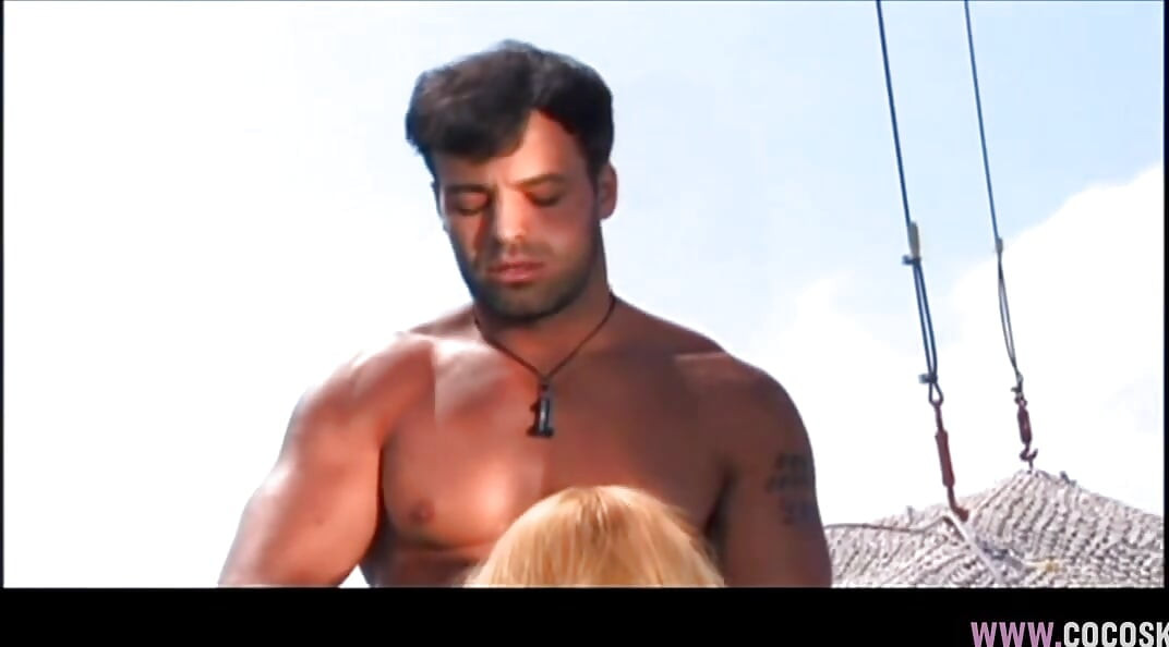 Teknedeki sarışın ıslak sakso çekiyor ve kaslı adama biniyor