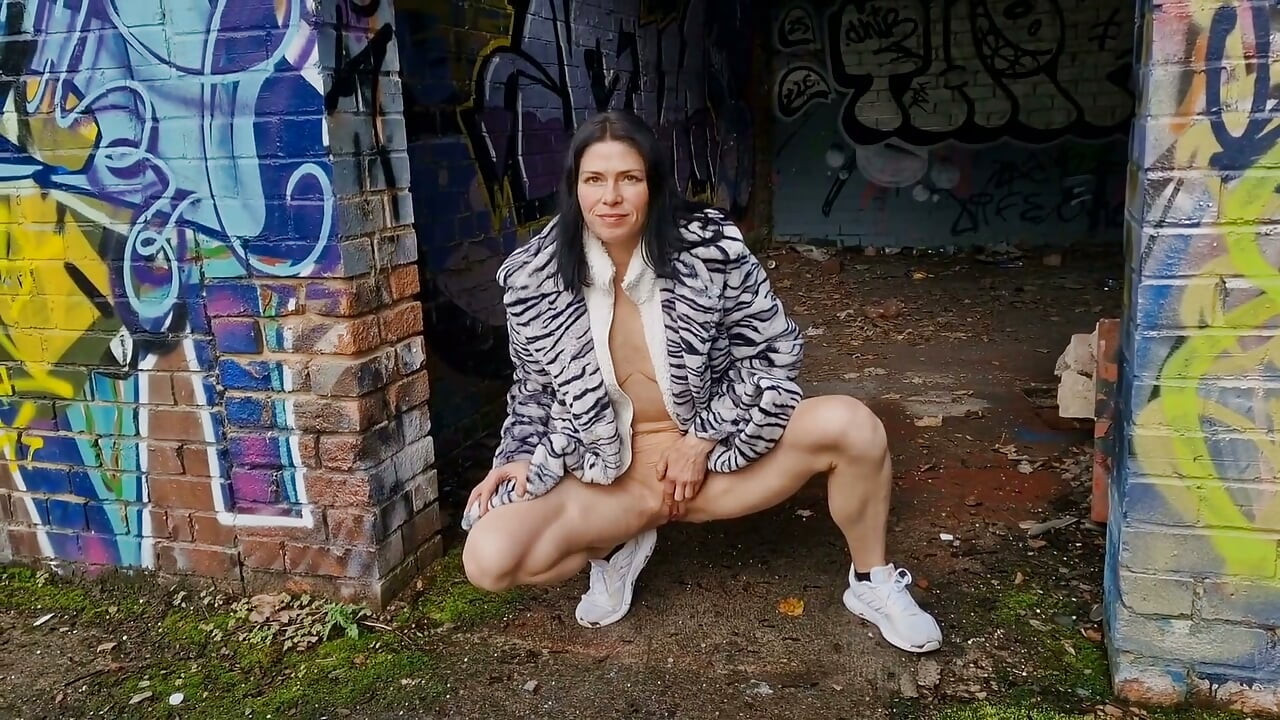 Outdoors Naked, Gaping and Pissing
