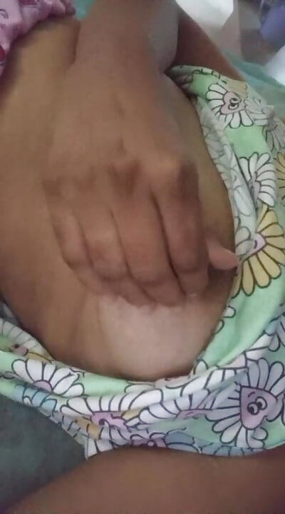 18+ 거유와 젖은 스리랑카 현지인과 처음으로 소집하는 여대생