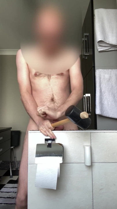 Emotivan trenutak iz "Hard Ballbusting On 40+ Days Denied Balls With A Mallet"