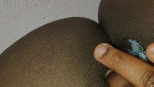 Anal palcówka i jęki podczas ostrego orgazmu