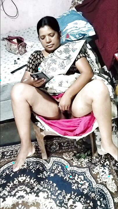 Desi lifting Sari to open pussy