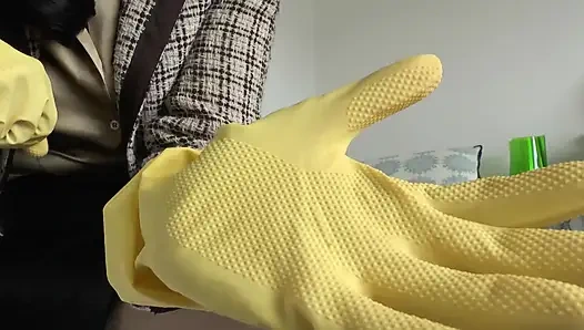 Saat hari paskah, spermanya akan keluar! Bahkan dengan sarung tangan peras susu jika diperlukan! Lady Victoria Valente