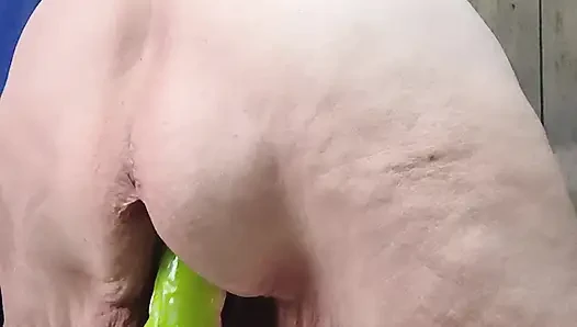 Bückende hure darüber, sie voller sperma zu füllen