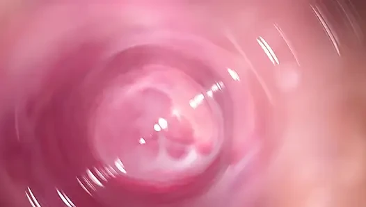 Kamera tief in Mias kleiner, sahniger vagina