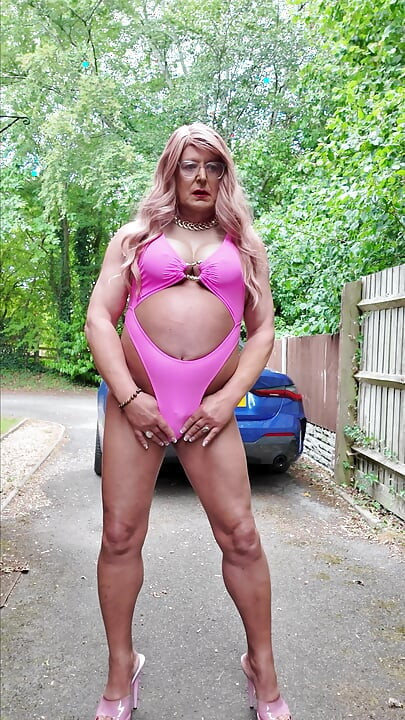 Seksowny Crossdresser kellycd2022 w moim seksownym różowym stroju kąpielowym i szpilkach
