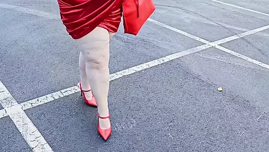 Güzel kadın halka açık otoparkta açık havada yabancılara gösteriş yapıyor